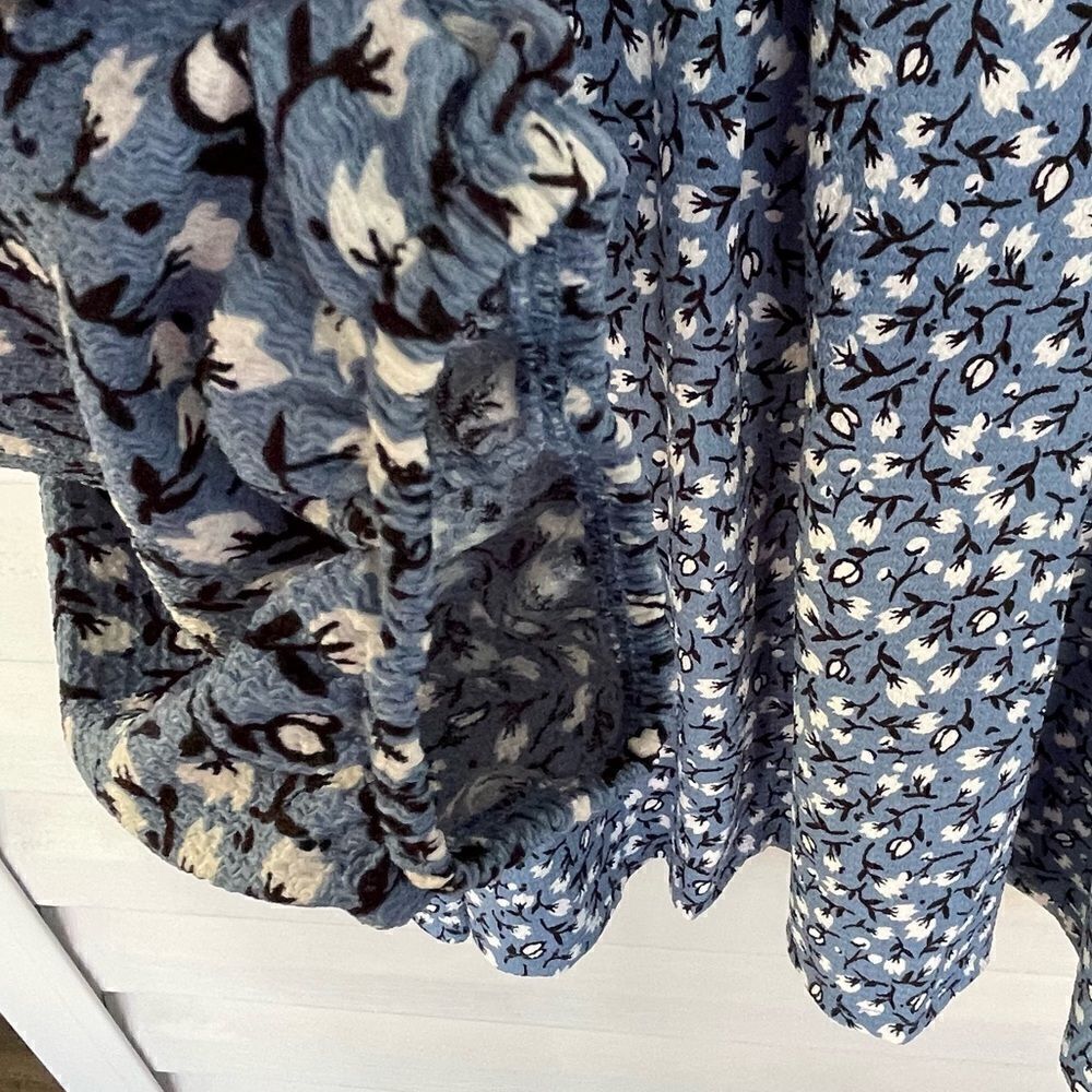 Ellos 22/24 1X Blue Floral Blouse Like New - Picture 5 of 7
